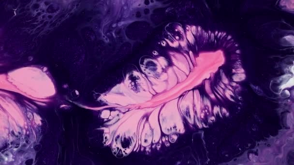 Fluid art dibujo de vídeo, textura acrílica moderna con efecto fluido. Pintura líquida mezclando obras de arte con salpicaduras y remolinos. Movimiento de fondo detallado con colores desbordantes púrpura, azul marino y rosa. — Vídeo de stock