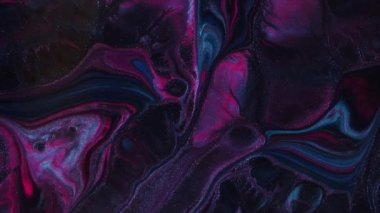 Akışkan sanat çizim videosu, soyut akrilik doku ve akış efekti. Sıvı boya arka planda sıçrama ve girdapla karışımı. Pembe, mor ve mavi taşan renklerle ayrıntılı arkaplan hareketi.