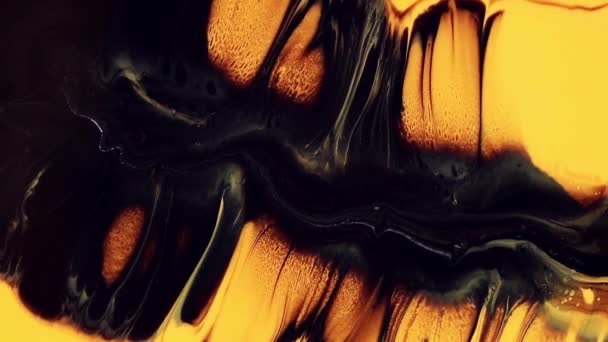 Imágenes de pintura de arte fluido, textura acrílica moderna con olas de colores. Pintura líquida mezclando obras de arte con salpicaduras y remolinos. Movimiento de fondo detallado con colores desbordantes amarillo, negro y naranja. — Vídeo de stock