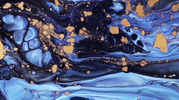 Fluid art dibujo de vídeo, textura acrílica de moda con efecto fluido. Pintura líquida mezclando fondo con chapoteo y remolino. Movimiento de fondo detallado con colores desbordantes azul, dorado y azul marino. — Vídeo de stock