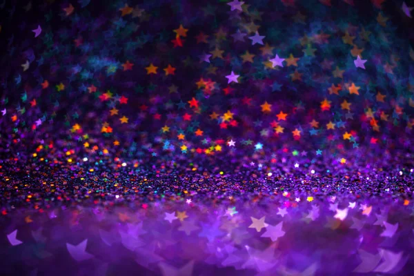 Fondo festivo de luces bokeh, fondo resplandeciente abstracto con estrellas, fondo de pantalla de diseño moderno con destellos brillantes. Escenario púrpura, azul y rojo chispas brillantes con efecto de brillo. —  Fotos de Stock