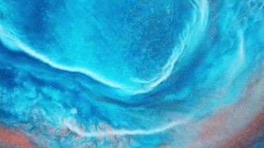 Akışkan resim videosu, renkli dalgalı moda akryl dokusu. Sıvı boya, sıçrama ve girdapla karıştırılmış sanat eserleri. Altından, beyazdan ve turkuazdan oluşan ayrıntılı arkaplan hareketi.