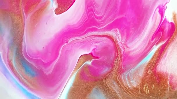 Fluid Art Zeichnungsmaterial, moderne Acryl-Textur mit fließender Wirkung. Flüssige Farbmischung Kunstwerk mit Spritzer und Wirbel. Detaillierte Hintergrundbewegungen mit rosa, goldenen und weißen überfließenden Farben. — Stockvideo