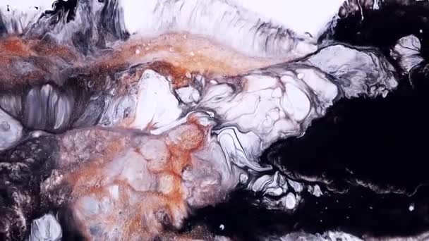 流体芸術絵画ビデオ、流れるような効果と抽象アクリルテクスチャ。液体塗料スプラッシュや渦と背景を混合します。黒、白、金色のオーバーフロー色と詳細な背景の動き. — ストック動画