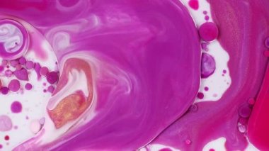 Akışkan sanat görüntüleri, soyut akrilik akrilik doku ve akış efekti. Sıvı boya, arka planda dalgalar ve girdaplarla karışıyor. Pembe, beyaz ve altın renkli ayrıntılı arkaplan hareketi.