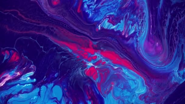 Fluid Art Zeichnungsmaterial, moderne Acryl-Textur mit bunten Wellen. Flüssige Farbmischung Kunstwerk mit Spritzer und Wirbel. Detaillierte Hintergrundbewegung mit blauen, rosa und marineblauen überfließenden Farben. — Stockvideo