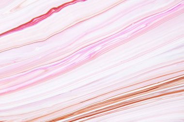 Sıvı sanat dokusu. Soyut yanardöner boya efektiyle arka plan. Akıp sıçrayan sıvı akrilik sanat eserleri. Baner veya duvar kâğıdı için karışık boyalar. Pembe, beyaz ve kahverengi taşan renkler..