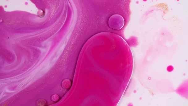 Fließende Malerei, abstrakte Acryl-Textur mit fließender Wirkung. Flüssige Farbe mischt Hintergrund mit Wellen und Wirbel. Detaillierte Hintergrundbewegungen mit rosa, weißen und goldenen überfließenden Farben. — Stockvideo