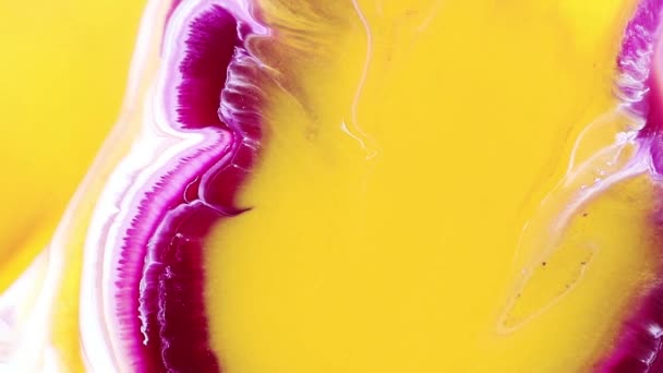 Imágenes de dibujo de arte fluido, textura acrílica abstracta con efecto fluido. Pintura líquida mezclando obras de arte con salpicaduras y remolinos. Movimiento de fondo detallado con colores desbordantes amarillo, vino y blanco. — Vídeos de Stock