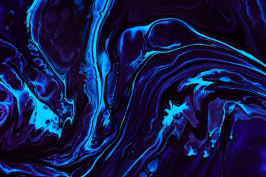 Sıvı sanat dokusu. Boya efektiyle soyut bir arka plan. Sıvı akrilik resim ve modaya uygun karışık boyalar. Web sitesi geçmişi için kullanılabilir. Mavi, mor ve akarsu taşan renkler.