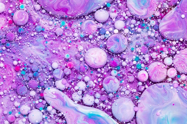 Fluid art texture. Background with abstract swirling paint effect. Liquid acrylic artwork that flowing bubbles. Mixed paints for background or poster. Purple, pink, blue and white overflowing colors. — Stock Photo, Image