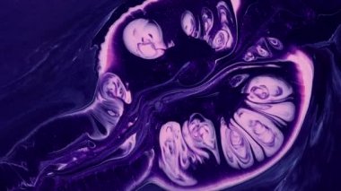Akışkan resim videosu, renkli dalgalı akrilik doku. Sıvı boya arka planda sıçrama ve girdapla karışımı. Mor, lacivert ve pembe renkli ayrıntılı arkaplan hareketi.