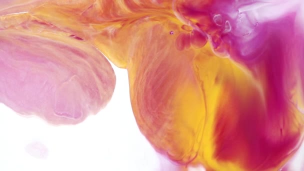 Filmati fluidi di pittura d'arte, trendy texture acrilica con onde colorate. Pittura liquida mescolando opere d'arte con spruzzi e turbinii. Movimento di sfondo dettagliato con colori rosa, bianchi e gialli traboccanti. — Video Stock