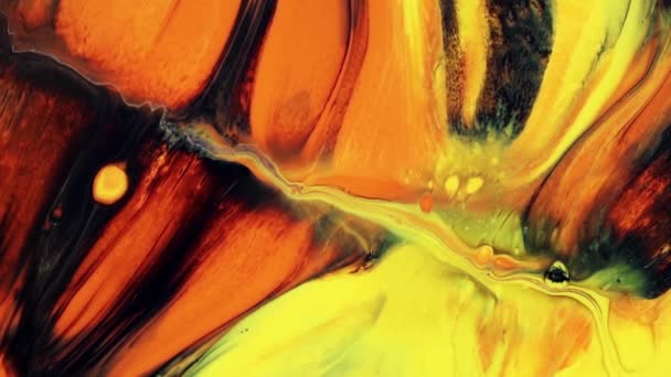 Filmati fluidi da disegno, texture acrilica di tendenza con effetto fluido. Fondo di miscelazione vernice liquida con spruzzi e turbinii. Movimento di sfondo dettagliato con colori arancio, giallo e nero traboccante. — Video Stock