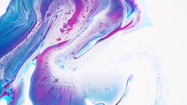 Akışkan sanat çizimi videosu, renkli dalgalı modern akrilik doku. Sıvı boya, sıçrama ve girdapla karıştırılmış sanat eserleri. Mavi, pembe ve beyaz dolup taşan renklerle ayrıntılı arkaplan hareketi.