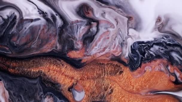Fluid art drawing footage, abstract acrylic texture with colorful waves. Liquid paint mixing backdrop with splash and swirl. Detailed background motion with white, gray and golden overflowing colors. — Stock Video