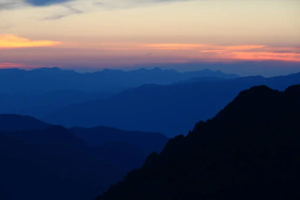 Puesta Sol Las Montañas Siluetas Montañas Contra Cielo Rosado Con — Foto de Stock