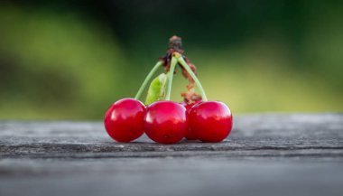 Doğa arka plan üzerine açık havada 4 kiraz