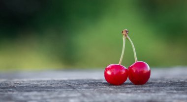 Doğa arka plan üzerine açık havada 2 kiraz