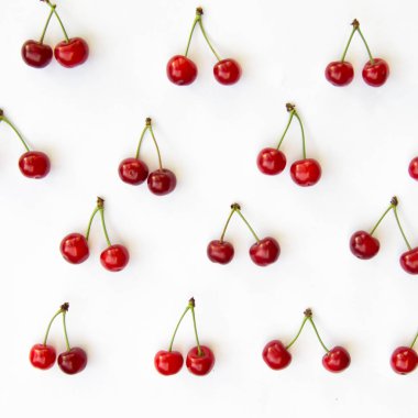 Beyaz arka planda arka plan olarak izole kiraz