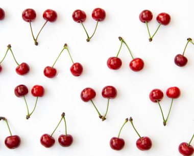 Beyaz arka planda arka plan olarak izole kiraz