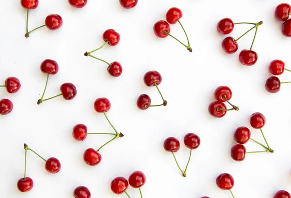 Beyaz arka planda arka plan olarak kaotik şekilde izole kiraz