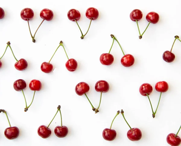 Beyaz arka planda arka plan olarak izole kiraz