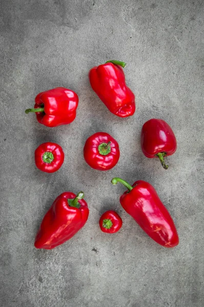 Gri beton zemin üzerine kırmızı biber