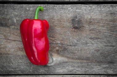 Olgun kırmızı biber ahşap arka plan üzerinde