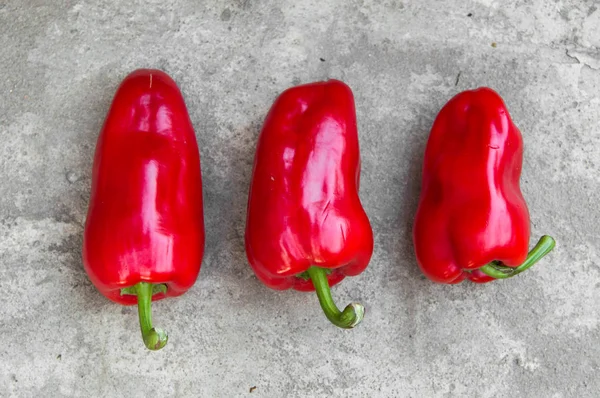 Olgun kırmızı biber gri beton zemin üzerine
