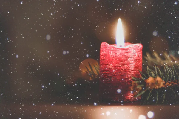 圣诞树背景上的红色燃烧蜡烛 — 图库照片