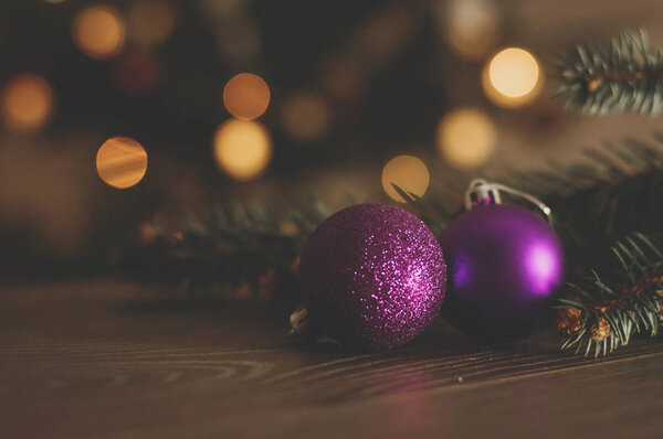 Пурпурные рождественские шары на елке
