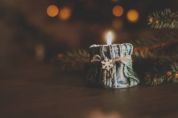 크리스마스 눈송이와 아늑한 촛대에 촛불을 레코딩 — 스톡 사진