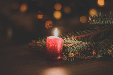 Noel ağacı arka plan üzerinde mum yanan kırmızı