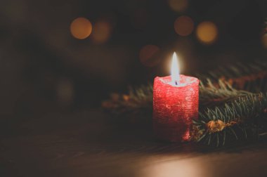 Noel ağacı arka plan üzerinde mum yanan kırmızı