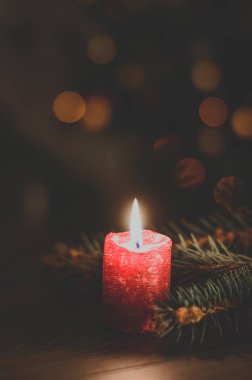 Noel ağacı arka plan üzerinde mum yanan kırmızı