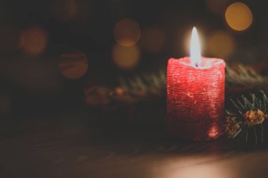 Noel ağacı arka plan üzerinde mum yanan kırmızı