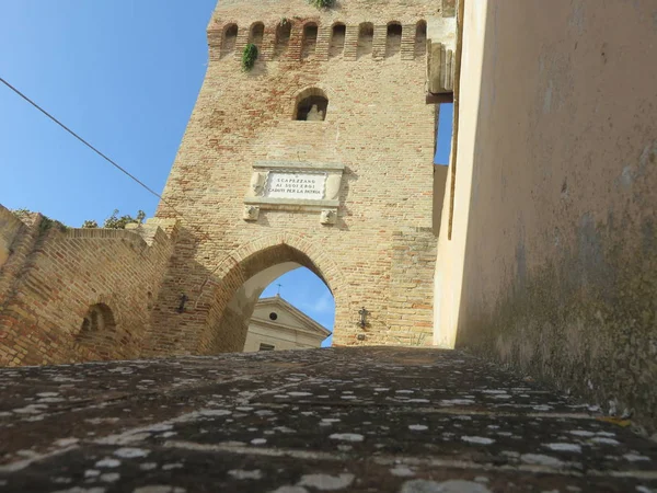 从低墙看的历史和城市景观中的古塔 — 图库照片