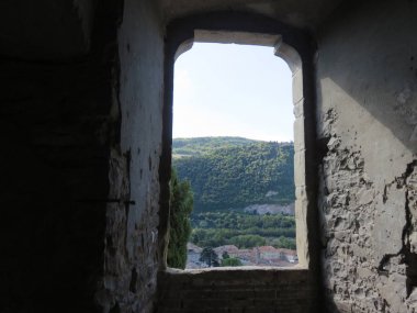 Vahşi doğa ve nefes kesen manzara ve bize her zaman dağ verir arasında bir manzara 