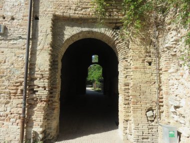 Mimari Arch geçmişte her yerde çok kilise kapıları özellikle kullanılan bir bina ve aynı zamanda en dekore edildi 