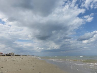 Bulutlu manzara, rüzgar yardımıyla genellikle her zaman bir manzara görünümünü değiştirerek şekillerini değiştirmek 