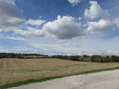 Bulutlu manzara, rüzgar yardımıyla genellikle her zaman bir manzara görünümünü değiştirerek şekillerini değiştirmek 