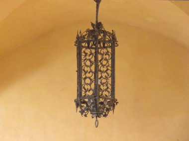 Tarihsel detaylar, en eski ülkelerde insan tarafından her zaman dikkat çeken belirli bir şekilde inşa edilmiş bu harika mimariler vardır. 