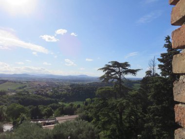 Bulutlu arazi, rüzgarın yardımıyla bulutlar sıklıkla şekillerini değiştirirler. Her zaman manzaranın görünümünü değiştirirler. 