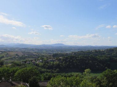 Bulutlu arazi, rüzgarın yardımıyla bulutlar sıklıkla şekillerini değiştirirler. Her zaman manzaranın görünümünü değiştirirler. 