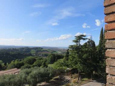 Bulutlu arazi, rüzgarın yardımıyla bulutlar sıklıkla şekillerini değiştirirler. Her zaman manzaranın görünümünü değiştirirler. 