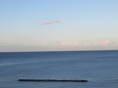 Deniz manzarası, kadife plajından Adriyatik denizi manzarası, Marche'nin bir deniz kasabası olan Pesaro'dan güzel bir manzara 