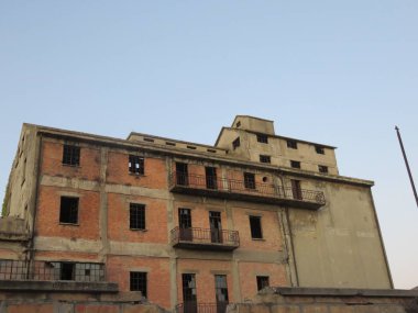 Terk edilmiş fabrika, tamamen terk edilmiş eski bir fabrika, doğayla birlikte bırakılmış, yavaşça her şeyi kaplar ve alanlarını geri alır. 