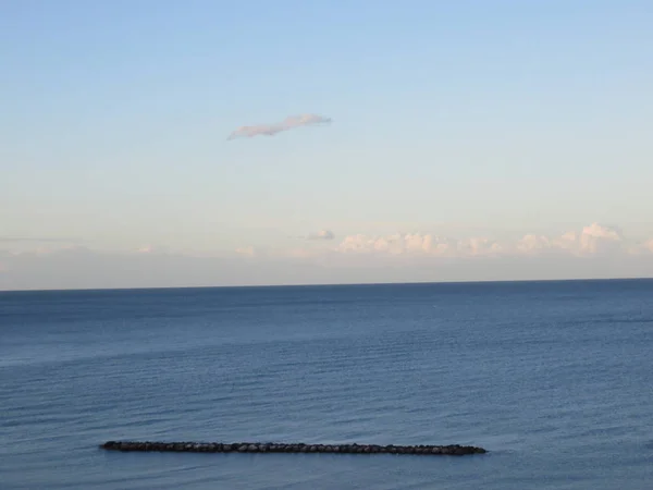 Deniz manzarası, kadife plajından Adriyatik denizi manzarası, Marche'nin bir deniz kasabası olan Pesaro'dan güzel bir manzara 