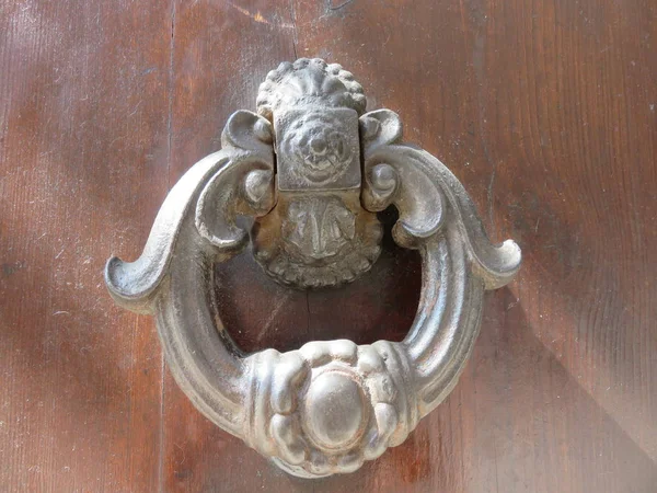 Door knockers, once used to knock on doors and gates so as not to use fingertips and to avoid getting hurt today, many use them for beauty